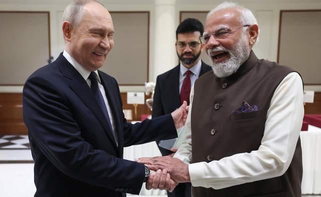 特朗普茅厕门口受访被东谈主排闼撞到 好意思印博弈升级