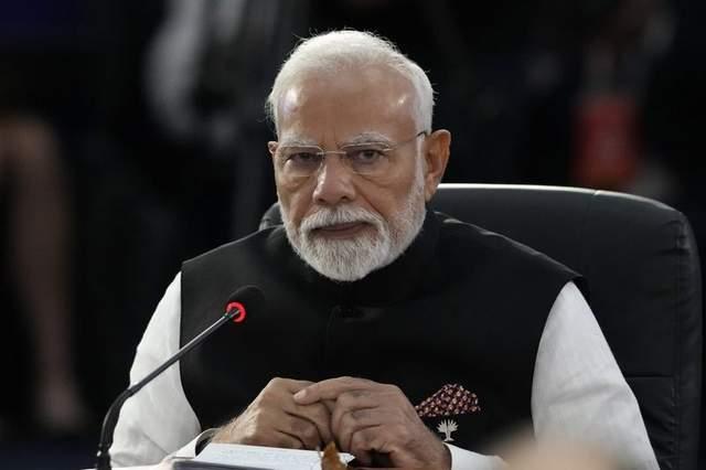 特朗普茅厕门口受访被东谈主排闼撞到 好意思印博弈升级