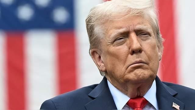 特朗普茅厕门口受访被东谈主排闼撞到